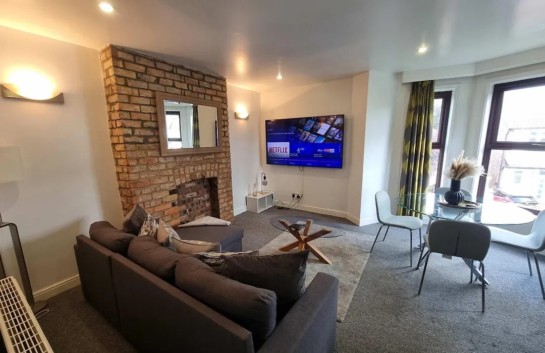 2 Bed Didsbury Flat Sleeps 6 Free Parking-1