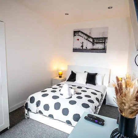 2 Bed Didsbury Flat Sleeps 6 Free Parking-3