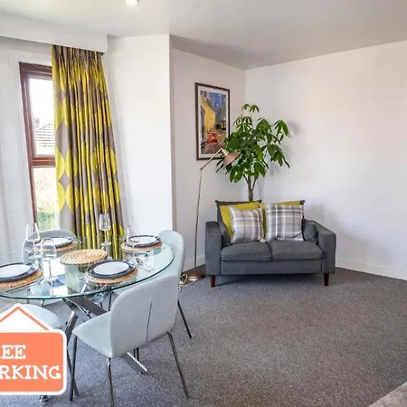 2 Bed Didsbury Flat Sleeps 6 Free Parking-2