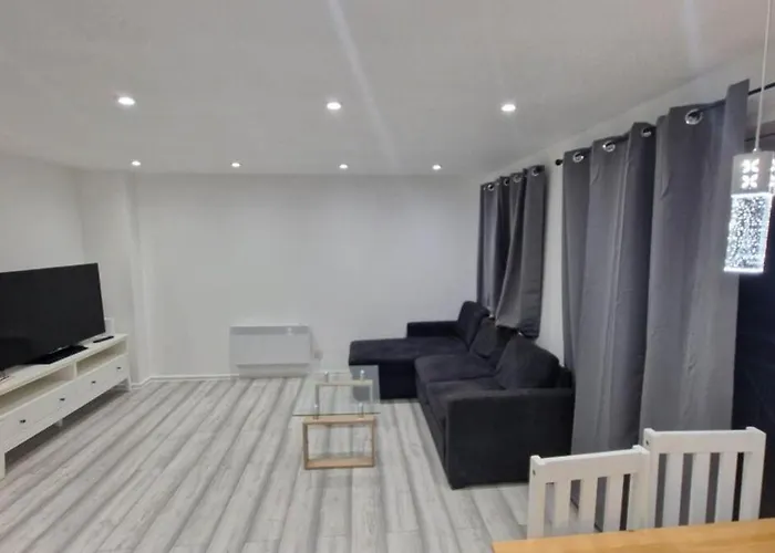 Cozy Modern 3 Bed, 2 Bedroom Apartment - Secure Parking - Close To Manchester City Centre And Old Trafford