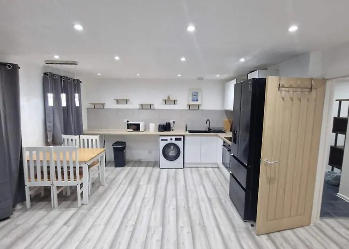 Cozy Modern 3 Bed, 2 Bedroom Apartment - Secure Parking - Close To Manchester City Centre And Old Trafford